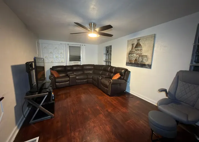 Cozy 2br Near & Upmc